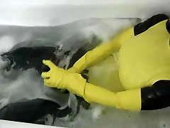 Dziewczyna w żółtym elastan mundur ma orgazm w wannie