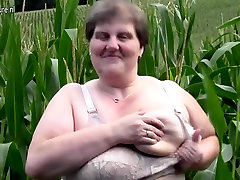 Large seachcollege fat mom do this in a cornfield