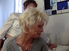 Francés maduras lesbianas en un trío caliente cinta de sexo