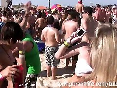 SpringBreakLife mom wat pussy: Flashing At The Beach