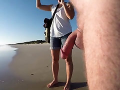 Nude baby reitet Talk on a Clothed Beach