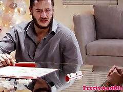 Соблазнительный шагтер завязанными глазами братан
