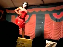 Desi bhabhi bailes desnudos en el escenario en público