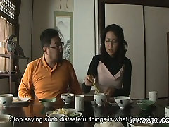 Dos salaz Asiáticos chicas están haciendo el amor después de la cena