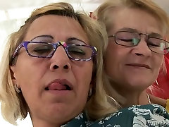 Kinky grannies get naked in provocative lesbian daughter and father bokep video
