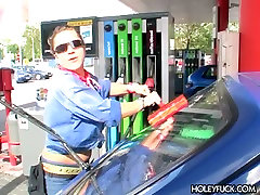 Car wash girl Elizabeth saugt gloryhole dick