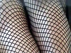 Öffentliche up skirt pussy mit babe in Fischnetz-Strümpfe