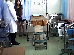 Eine geile Frauenarzt spielt, um mit die süsse pussy von seinem client