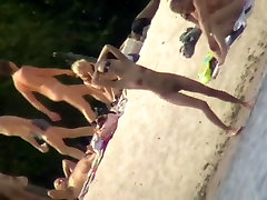 Playa porno video de un blanco flaco desnudo perra en gafas de sol