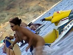 Spycam在海滩记录的业余爱好者的裸照也裸体