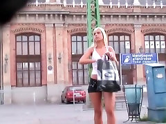 性感的屁股的金发女郎在牛仔短裤在街头偷拍的视频