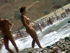 偷窥视频的裸体女孩具有的乐趣在一个裸体主义者海滩