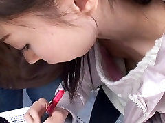 जापानी लड़की पर उसके निपल्स चूसने पर छिपे हुए कैमरे