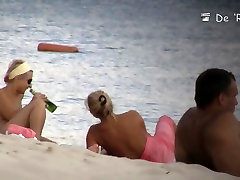 Plaża dla nudystów pełen nagich kobiet prezentujących swoje cycki