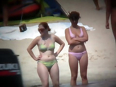 海滩是填补的裸体女人总是在间谍凸轮