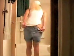 big moms hugh with high-class ass spied while washing her head
