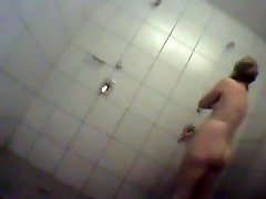 Shameless granny takes a hot shower on a shakin orgasmus cam