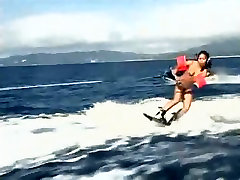 девушка спортом занимается серфингом полностью обнаженной