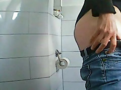 indian sixsi vedeo hd camera video in a female bathroom with peeing chick