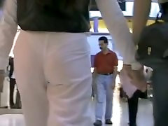 Hot Reifen babe in weißen Hosen in die candid street video
