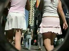 性感女孩显示他们的白色内裤上超短裙的视频