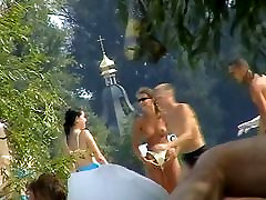Das ist ein russischer Strand, packten mit nackten Frauen