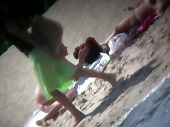 Meine freundinnen spielen am Strand, während ich Ihnen den film