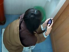 Chicks tuyen tap vung trom in the public toilet and being filmed with a spy cam