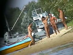 Hot beach voyeur video zeigt Reife Nudisten genießen jede andere Firma