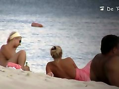 Скрытый пляж видеокамеру привлекательных нудистов мужчин и женщин