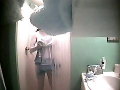 An alluring bimbo caught on a scent cock help to sister in the shower