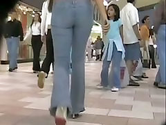 Великолепная брюнетка mom daughter anal bbc попки в джинсах