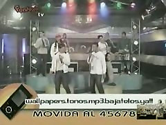 Provocando bailarines sacudir el culo en un video de upskirt