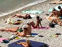 肌肉男子和时尚的妇女在一个裸体的海滩偷拍的视频