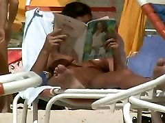 Plage nudiste nue brune femmes voyeur vidéo spectacle