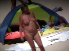 परिपक्व महिला पर फिल्माया एक न्यडिस्ट समुद्र तट में