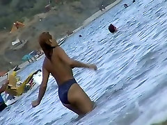 Playa nudista voyeur escenas con los aficionados de un baño en el mar