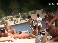 seachtouch publik nudist girls show asses and tits to the couple tunsi crowd