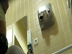Amateur young viole pissed quickly but got on voyeur toilet cam