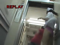 Krankenschwester auf der sharking video macht Ihr panty im Aufzug
