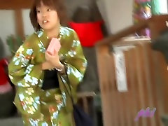 Skinny skandal mu geisha makes some noises during sharking video
