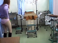 Flaco Japonés adolescente goza de una pervertida de la Ginecomastia examen de perforación