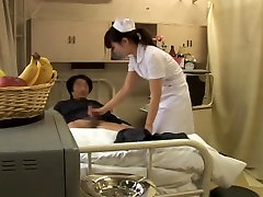 Jap naughty nurse ottiene stipati di un suo anziano paziente