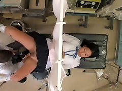 Preciosa Japonesa gal consiguió su coño jugado a un ginecólogo de la clínica