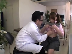 Jap schoolgirl ottiene diteggiatura durante il suo esame medico