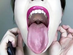 她的舌头是一个实际上奇怪的颜色但奇怪的是唤起
