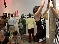 能搞艺术的大波连的金发女郎搞砸在一辆拥挤的画廊