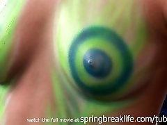 SpringBreakLife Video: Hot Chicks Bekommen Winzige Titten Gemalt