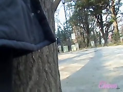 Gonna a usura, e in agguato la ragazza calda dietro lalbero