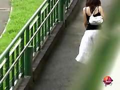 Asian babe in einem langen, weißen Rock bekommt street sharked